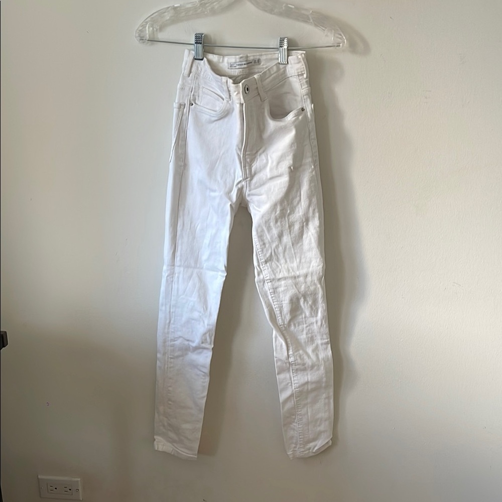 Zara White Skinny/Straight Jeans with Sleek Fit